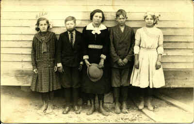 Margaret Adeline and Lonnie Barfield and other school children about 1910.jpg (2533983 bytes)